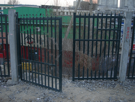 A de facto gate improvised by enterprising pedestrians
